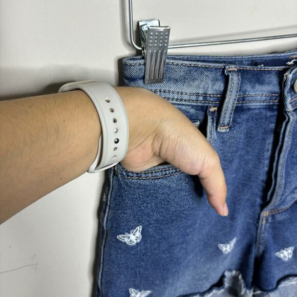 Hollister Curvy Ultra High Rise Mom Short 3" Embroidered Butterflies Size 00 - Picture 3 of 12